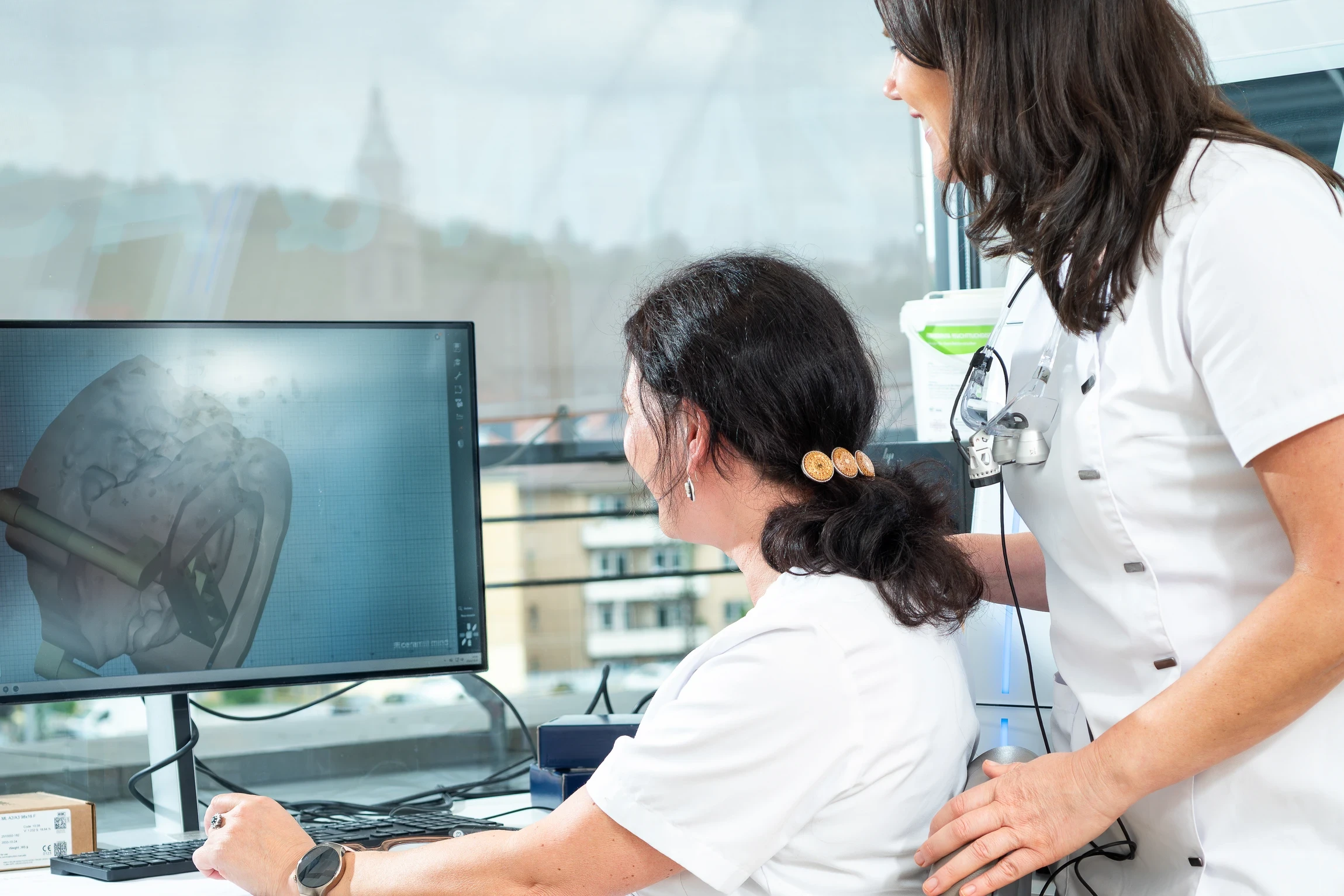 Zahntechnikerin und Dr. med. Sabine Hugo am CAD-Bildschirm im praxiseigenen Dentallabor