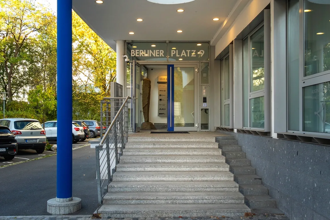 Eingang zum Seib-Gebäude am Berliner Platz 9 mit Treppe zur Praxis