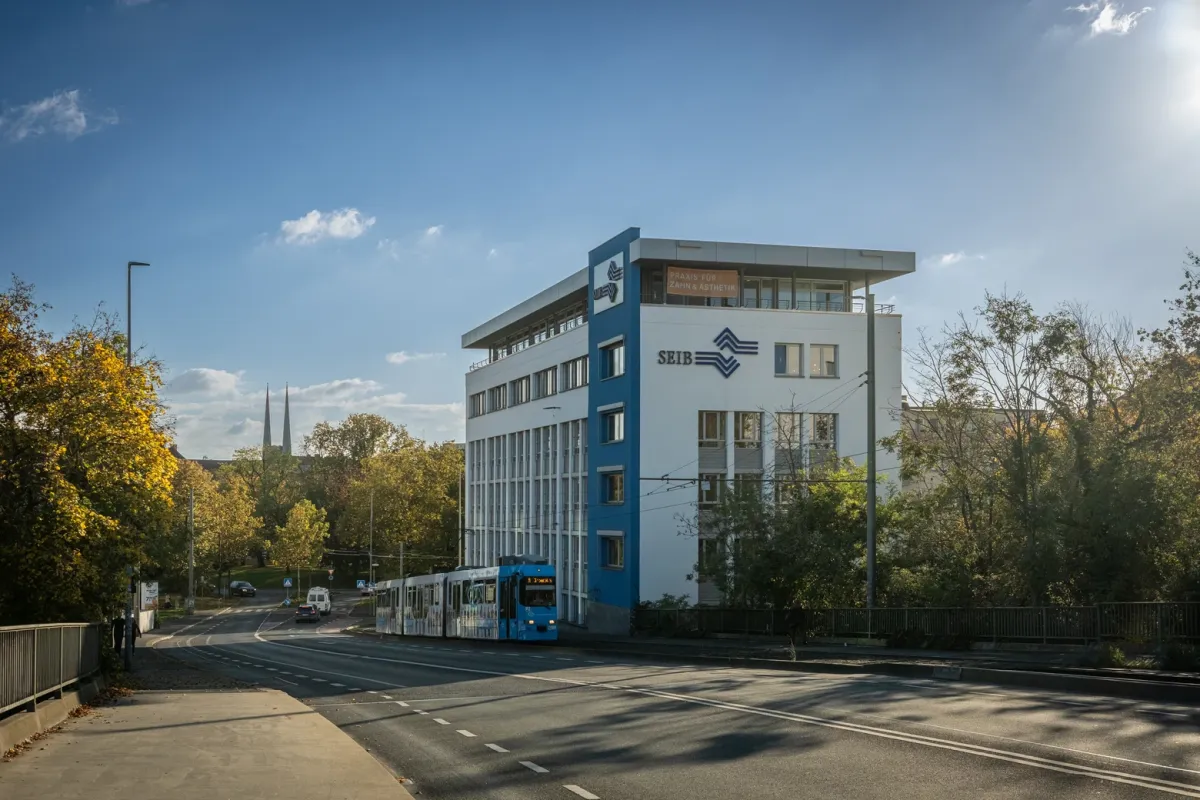 Straßenbahn an der Haltestelle Berliner Platz vor dem Seib-Gebäude
